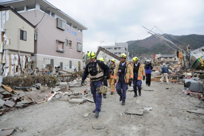 2011년 동일본 대지진 현장에서 수색 중인 구조대원들 - DVIDSHUB 제공